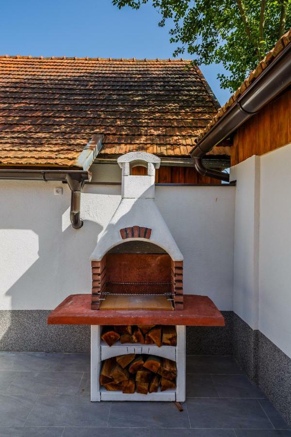 Beautiful Cottage With Heated Pool For 22 Ppl Plaški Exterior foto
